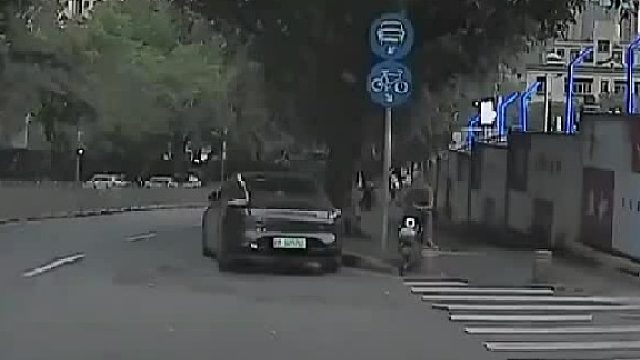 摔得不疼腿别的不轻[汗]