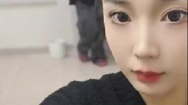 当弟弟被妈妈说了一顿，生气又不敢还嘴时