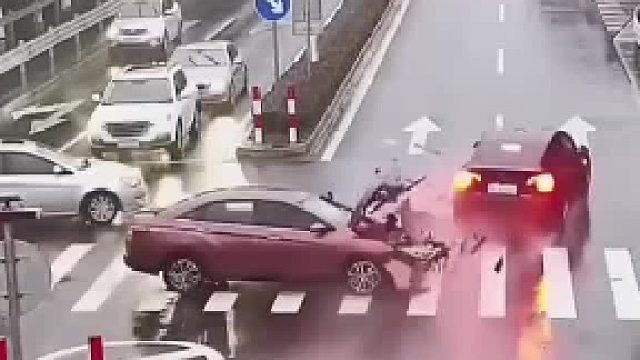 直行黑车闯红灯，路口两车相撞车头损毁