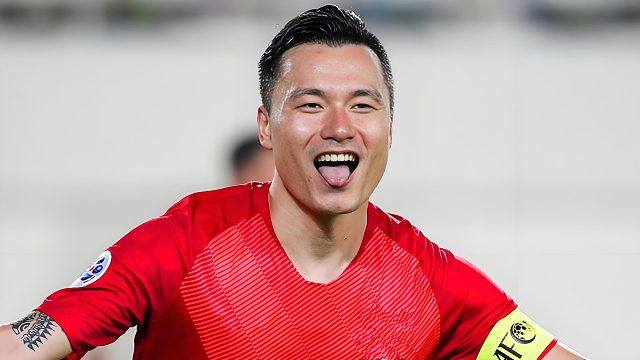 举重若轻！曼城悍将马赫雷斯完美停球，对比郜林停球3米远