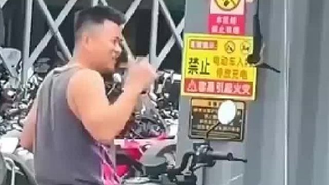 大哥去接老婆下班，他能有什么坏心思，不过耍了点小心机！