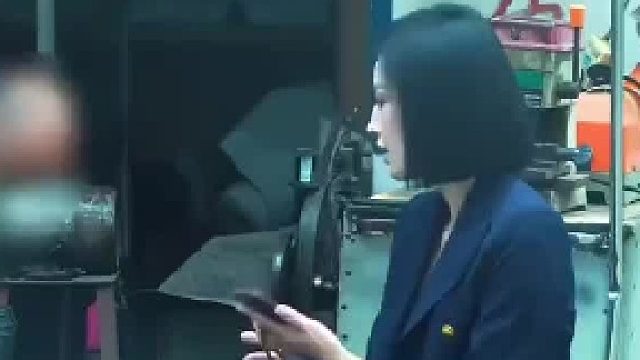 女生街边修高跟鞋，穿上鞋子时超有氛围感