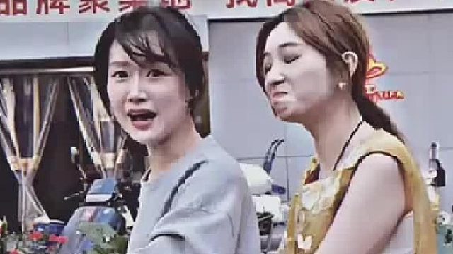 其实她去晚了，她闺蜜已经在车上了