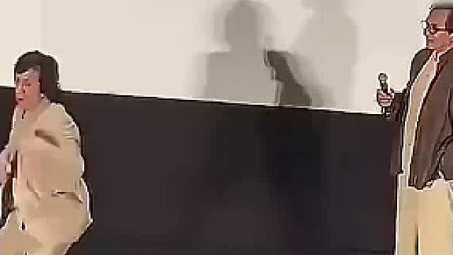 日本小伙模仿成龙，下秒被成龙追着打，瞬间引起全场爆笑
