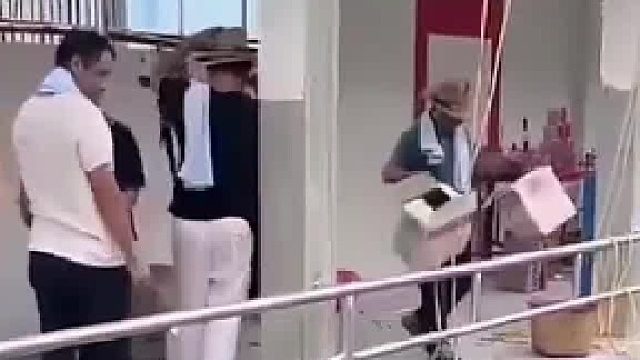 这个光头，也是没谁了，跟孩子如此这般！！