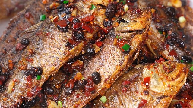 土鲫鱼这样做全家人都得抢着吃，煎到骨头都是酥脆的