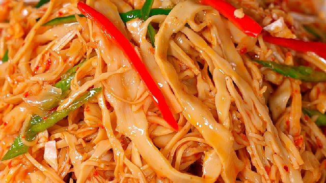 原汁原味的凉拌糯米笋，想在家品尝到春天这口鲜你就跟我做