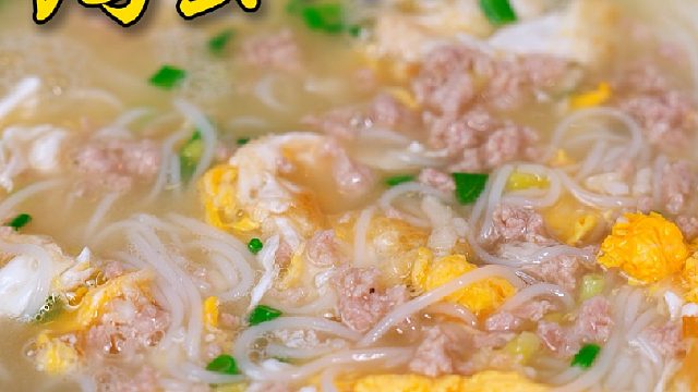 当你一不小心把米粉掉进锅里，就能吃到香喷喷的鸡蛋肉沫粉