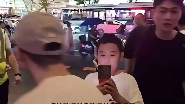 给停车小费把后面大叔看惊讶了