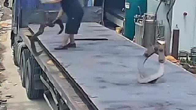 但凡下面有个人直接被压成肉饼了