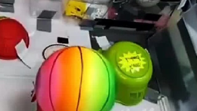 监控拍下女子玩抓娃娃机得了大奖，真是运气和实力并存。