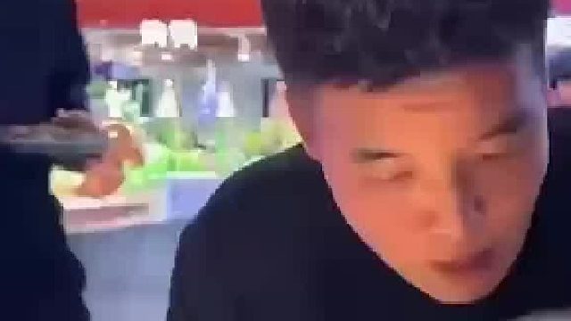 男子去吃自助被服务员送菜_