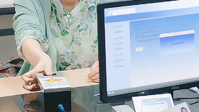 工作人员都懵了，1977年长得比我还年轻