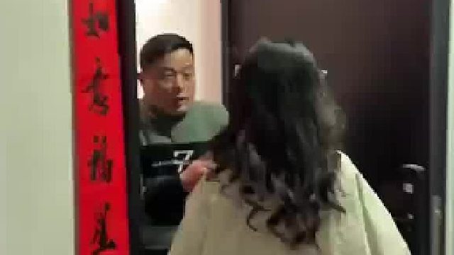 女子化了全妝准备过恋爱纪念日 没想到男友睡到下午一点打电话不接