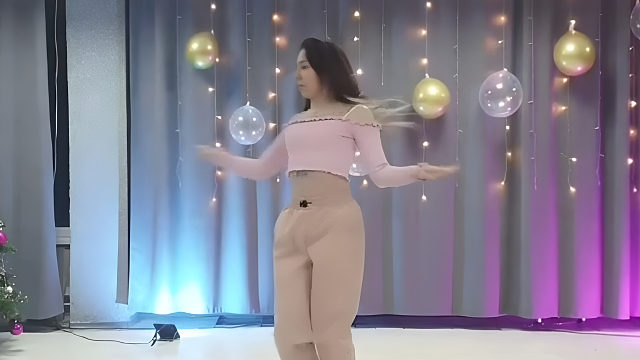 俄罗斯姑娘才艺表演24.01.24_王者(安妮亚)00