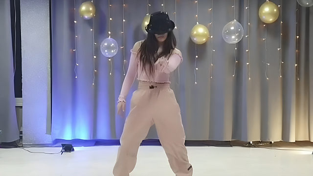 俄罗斯姑娘才艺表演24.01.24_王者(安妮亚)02