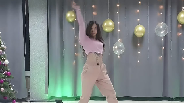 俄罗斯姑娘才艺表演24.01.24_王者(安妮亚)05