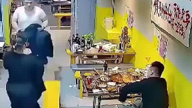 人家吃饭呢，在那换衣服不净灰吗？