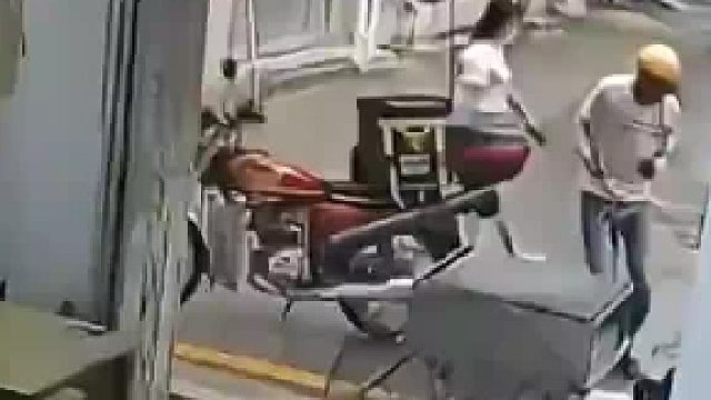 手机比命重要，盯着手机看的代价