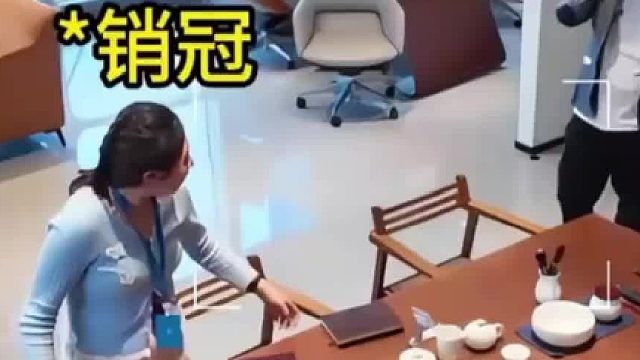 销冠好不容易谈个大单，让老板周一早上去签合同，结果老板竟然给忘了