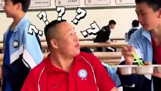 校园里的暖心瞬间：老师与学生共进午餐，传递爱与关怀。