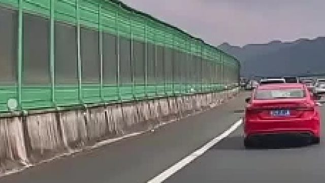 棕色车加塞剐蹭后直接开走