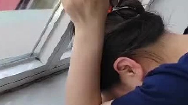 幼儿园老师抓住一只马蜂，结果自己也陷入困境