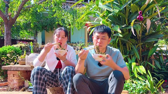 春天正是吃花的季节，核桃花还可以这样吃，云南人果然名不虚传