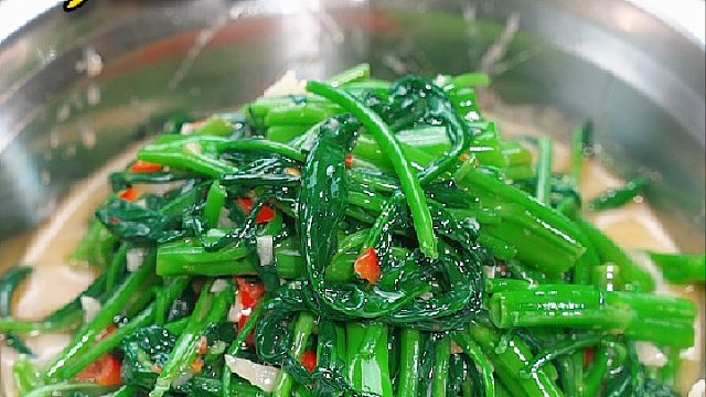 空心菜在家跟我这样做翠绿不发黑，吃起来脆脆嫩嫩