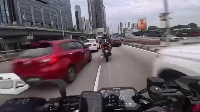 穿插车缝遇到“开门杀”，太危险了！