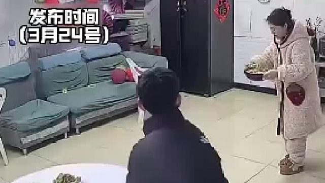 妈妈让儿子把桌子挪过来，没想到这点小事也能办砸