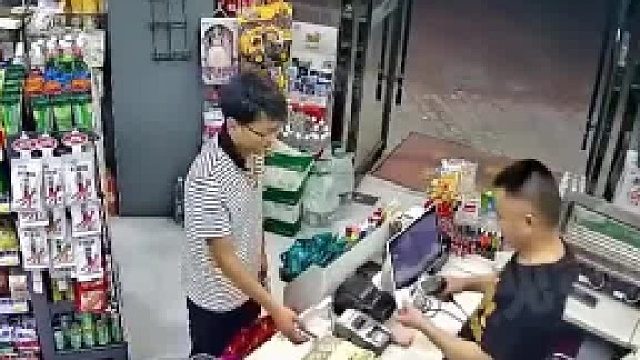 男人之间的默契！男子逛超市支开媳妇后偷偷买烟，收银大哥秒懂迅速接应