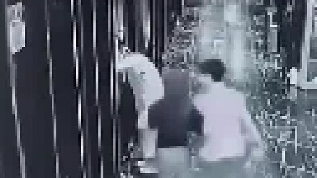 这女的踢了人家还往男的那边靠