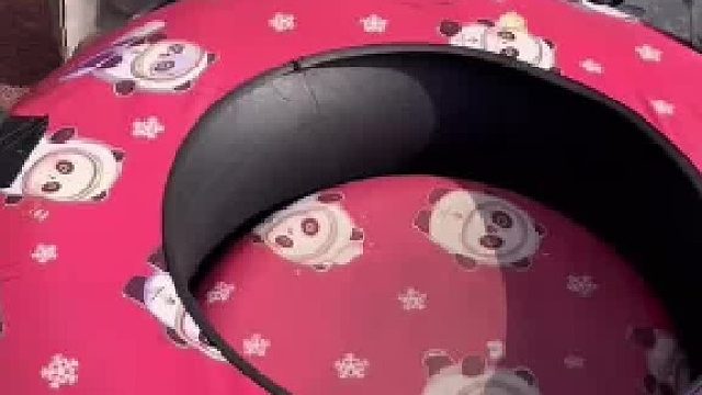 女孩玩之前先问“我的鞋没事吧”，工作人员很细节的没有搭话。网友：你为什么不把你的洞洞鞋调成战斗模式～