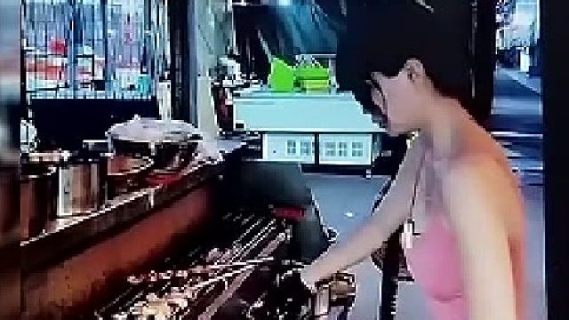 女老板烧烤时被顾客骚扰，男子突然走到背后，击打老板娘臀部