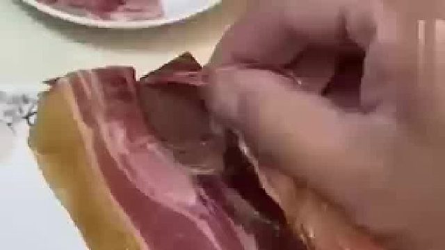 男子买火腿肉撕开一层瘦肉 里面都是骨头