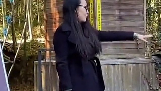香港富婆嫌爬山太累，一次500块让小伙背下梯，承受了这个年纪不该有的分量