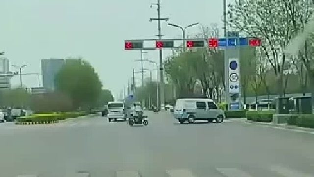 女子没注意到路边的牌子，看着别人闯红灯一脸懵