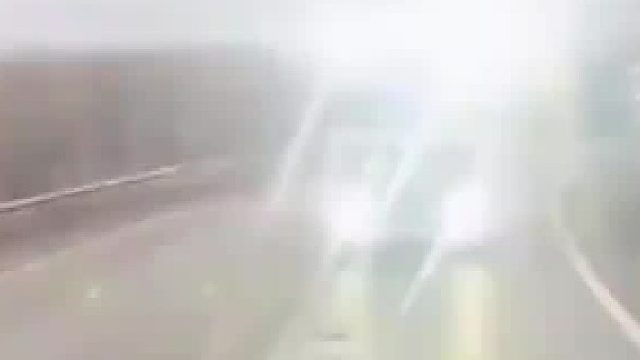 大车不停开双闪预警，小车司机不以为然，下秒就后悔