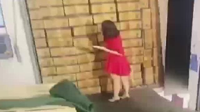 女子站在货车后清点货物 不料货车突然启动开走
