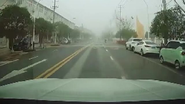 视频车怕撞到右边的电动车，于是没有变道，选择停下来承受罐车的撞击