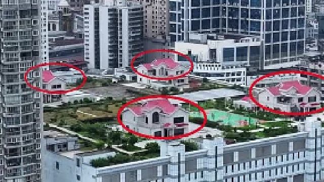它就这样把四栋大别墅建在了楼顶上，楼下就是自己盖的商场