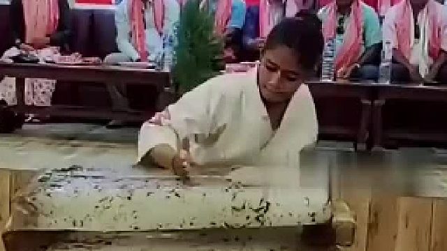 印度女孩表演铁砂掌，一掌下去赞助商就后悔了