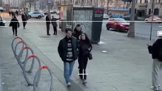 外国美女遇劫匪抢包，硬核出拳，揍得对方找不着北