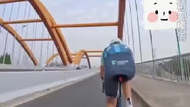 狭窄路上两电动车相撞出车祸 骑行自行车人员也遭殃