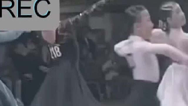 肩部明显发力了，男生跳舞时故意撞女生，女生一声不吭以牙还牙