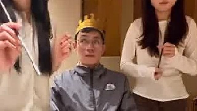 两位妹妹给哥哥送上祝福，结果把哥哥给吓坏了，网友：二选一 看你想要什么了
