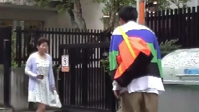 如果在大街上遇到亲妈，对方却不认识你，你该怎么办