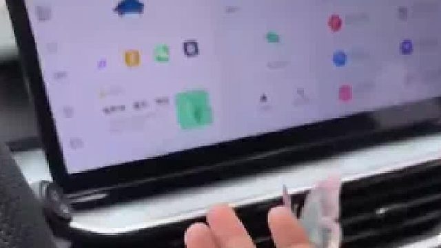 女生发现在车里没有紫外线，开车时根本没必要做防晒