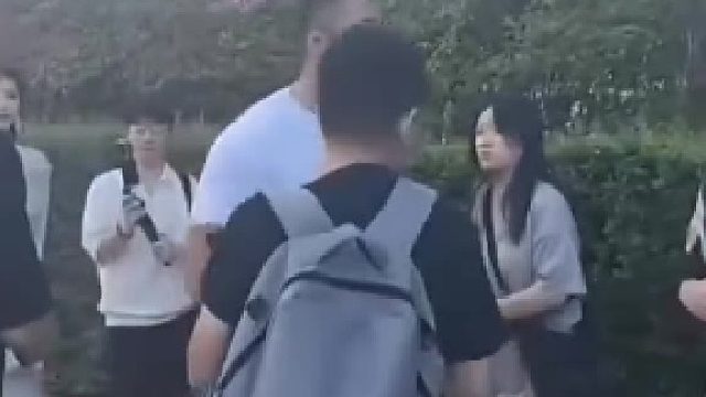 一群摄影师在路中间挡住去路 男子直接从中间穿过